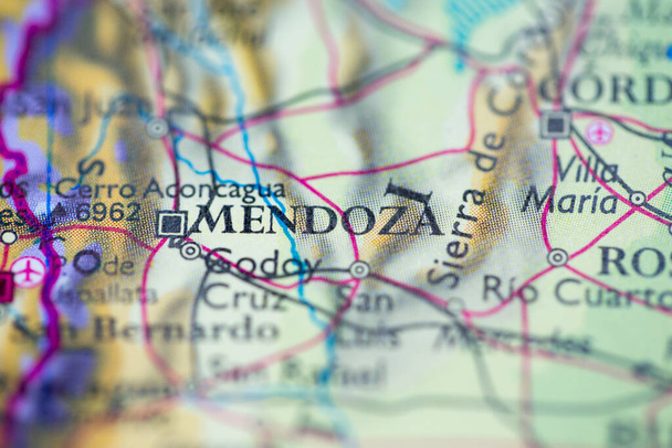 Sığ alan derinliği Mendoza şehrinin coğrafi haritasına odaklanıyor. Güney Amerika kıtasının atlas üzerindeki yeri. - Fotoğraf, Görsel