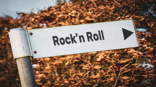 Straßenschild weist den Weg zum Rockn Roll - Foto, Bild