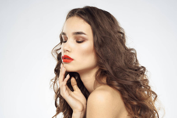 Mujer elegante con los hombros desnudos labios rojos glamour atractivo look recortado - Foto, imagen