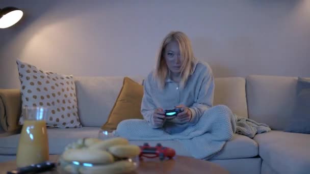 Coşkulu Güneydoğu Asyalı Güzel Kadın Bir konsol üzerinde video oyunları oynuyor ve kazanıyor - Video, Çekim