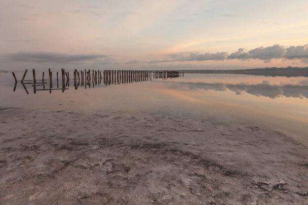 Waterscape in de ochtend aan de kust zout meer - Foto, afbeelding
