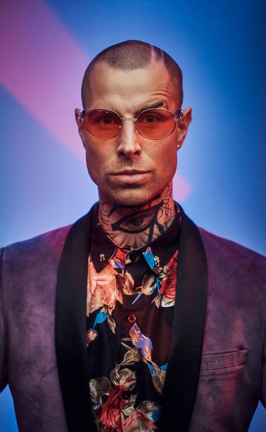 Homem elegante em jaqueta personalizada com óculos posa em estúdio - Foto, Imagem