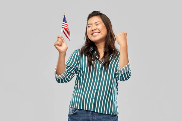 happy asian woman with flag of america - Foto, Imagem