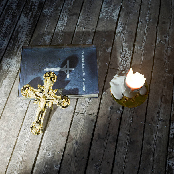 Exorzismus-Buch mit Jesus-Kreuz 3D-Illustration - Foto, Bild