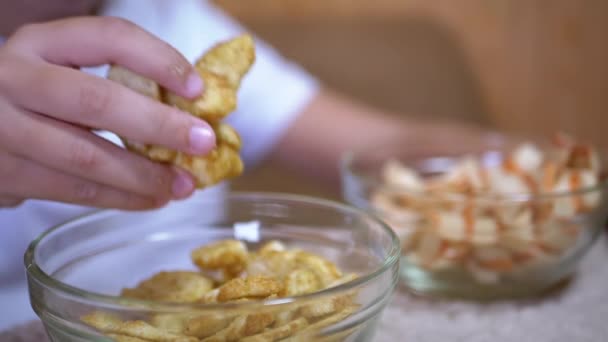 子供の手はチップを取る,プレートからクラッカー.有害なスナック食品との食事 - 映像、動画