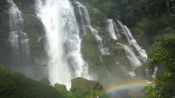 Wachirathan водопад, большой и красивый, в середине глубокого леса на Дои Inthanon, Чиангмай, Таиланд - Кадры, видео