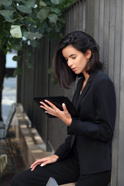 Business woman with tablet pc outdoor posing. - Photo, image