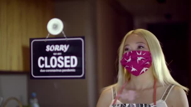 Junge Südostasiatin mit Schutzmaske dreht sich wegen Pandemie geschlossen um, um Fenster zu öffnen - Filmmaterial, Video
