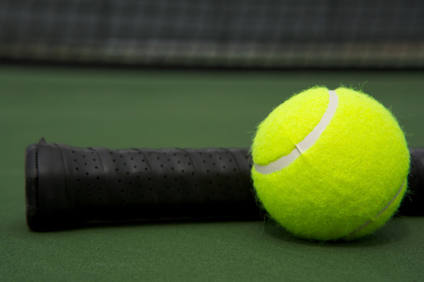 Mango de pelota y raqueta de tenis
 - Foto, Imagen