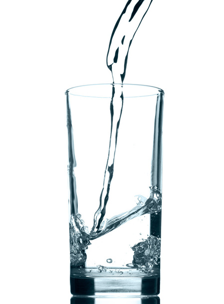Gießen von Wasser in Glas isoliert auf weißem Hintergrund - Foto, Bild