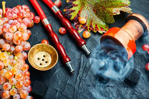 Turkse hookah met hookah tabak met druivensmaak - Foto, afbeelding