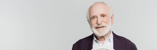 Homme âgé souriant à la caméra isolé sur gris, bannière  - Photo, image