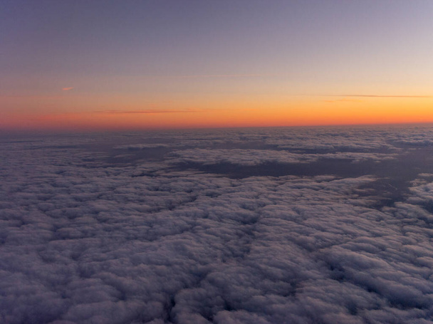 オランダ、雲の上の夕日 - 写真・画像
