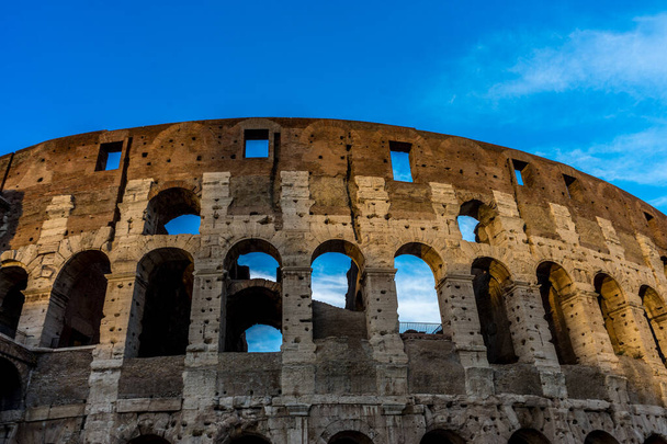 Goldener Sonnenuntergang am Großen Römischen Kolosseum (Kolosseum, Colosseo), auch bekannt als Flavisches Amphitheater. Berühmtes Wahrzeichen der Welt. Landschaftliche Stadtlandschaft. - Foto, Bild