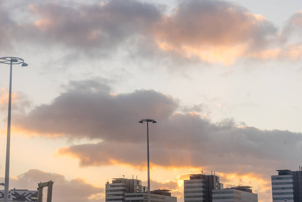 Європа, Нідерланди - група хмар на небі над містом. - Фото, зображення