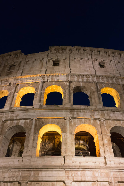 Noite no Grande Coliseu Romano (Coliseu, Colosseo), também conhecido como Anfiteatro Flaviano com luzes e iluminação. - Foto, Imagem