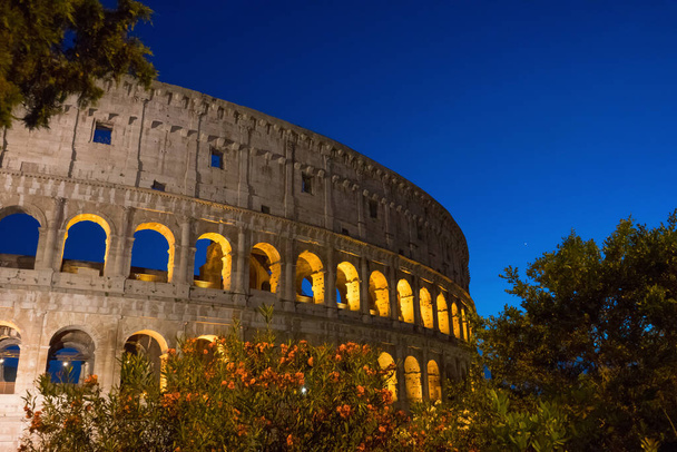 Noc w Wielkim Koloseum Rzymskim (Koloseum, Koloseum), znanym również jako Flawski Amfiteatr ze światłami i oświetleniem. - Zdjęcie, obraz