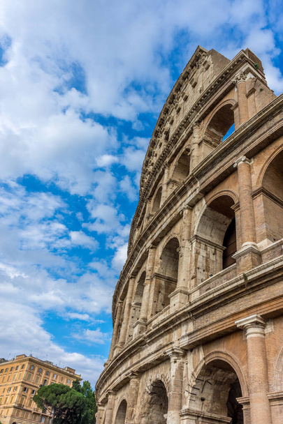 Фасад Великого Римского Колизея (Колизей, Колизей), также известный как Флавианский Амфитеатр. Знаменитая достопримечательность мира. Живописный городской пейзаж. - Фото, изображение