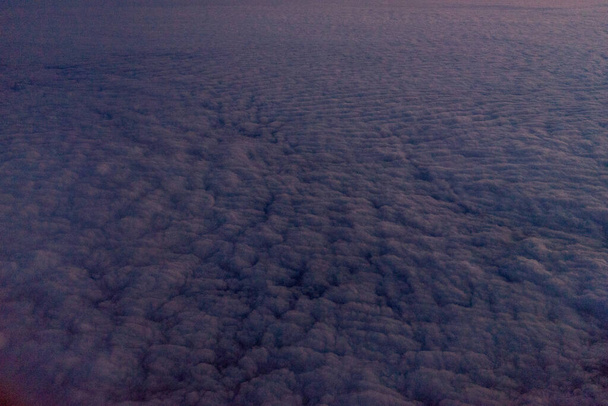 Países Bajos, una puesta de sol sobre un cuerpo de nubes - Foto, imagen