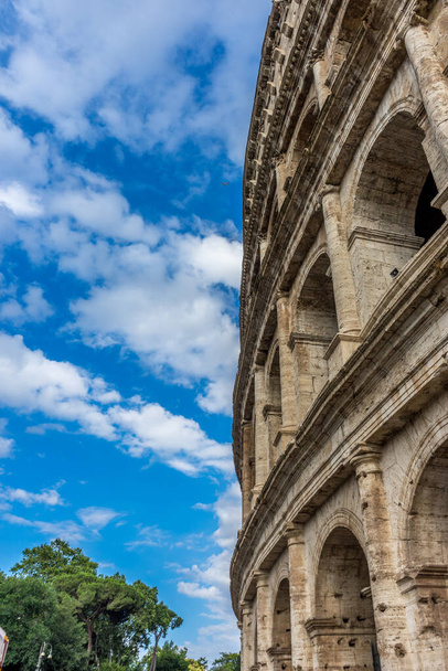 Façade du Grand Colisée Romain (Colisée, Colisée), également connu sous le nom d'Amphithéâtre Flavien. Point de repère mondial célèbre. Paysage urbain panoramique. - Photo, image