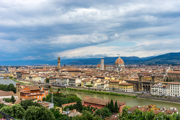 Panaromic άποψη της Φλωρεντίας με Palazzo Vecchio και Duomo προβολή από Piazzale Michelangelo (πλατεία Michelangelo) με λαμπτήρα μετά - Φωτογραφία, εικόνα