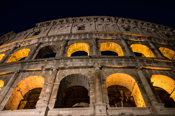 Ночь в Большом римском Колизее (Колизей, Колизей), также известном как Флавийский театр с огнями и подсветкой. - Фото, изображение
