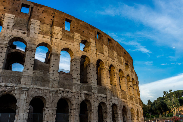 Kultainen auringonlasku suuressa roomalaisessa Colosseumissa (Colosseo, Colosseo), joka tunnetaan myös nimellä Flavian amfiteatteri. Kuuluisa maamerkki. Kohtalainen kaupunkikuva. - Valokuva, kuva
