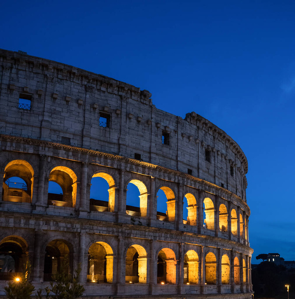 Noite no Grande Coliseu Romano (Coliseu, Colosseo), também conhecido como Anfiteatro Flaviano com luzes e iluminação. - Foto, Imagem