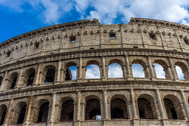 Facciata del Grande Colosseo Romano (Colosseo, Colosseo), noto anche come Anfiteatro Flavio. Famoso punto di riferimento mondiale. Paesaggio urbano paesaggistico. - Foto, immagini