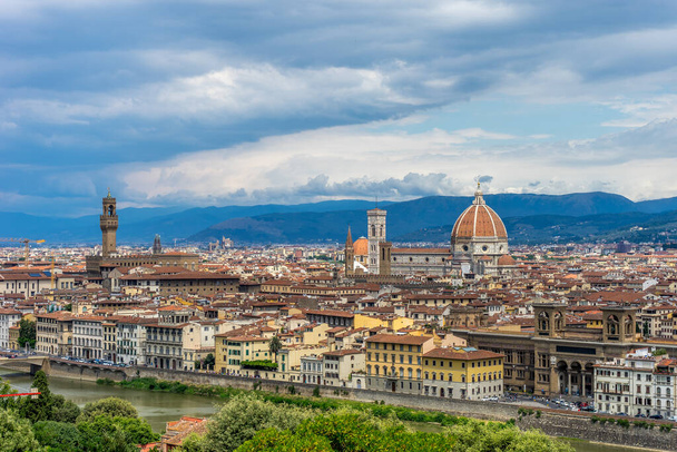 Європа, Італія, Флоренція, Флоренція, велика водойма з Флоренцією на задньому плані - Фото, зображення