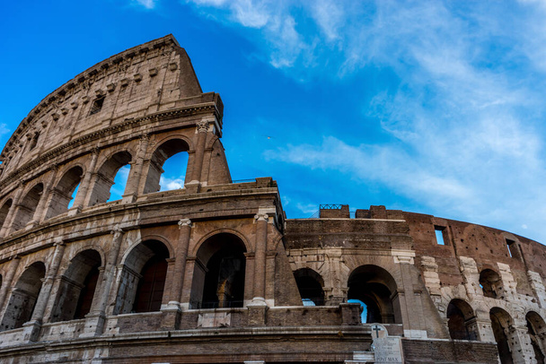 Flavian Amfitiyatrosu olarak da bilinen Büyük Roma Kolezyumu 'nda (Kolezyum, Colosseo) altın gün batımı. Ünlü dünya simgesi. Manzaralı şehir manzarası. - Fotoğraf, Görsel