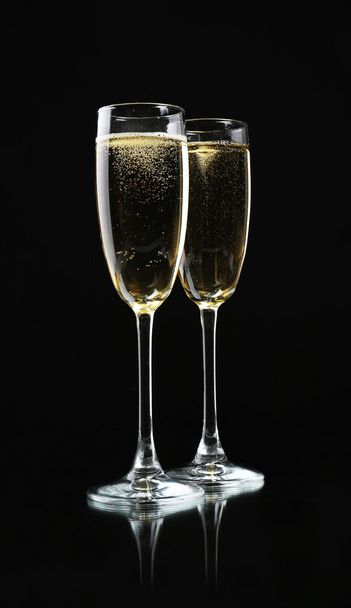 Glasses of champagne, on black background - Foto, afbeelding