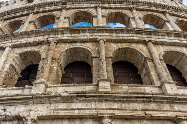 Fachada del Gran Coliseo Romano (Coliseo, Coliseo), también conocido como Anfiteatro Flavio. Famoso hito mundial. Paisaje urbano escénico. - Foto, imagen