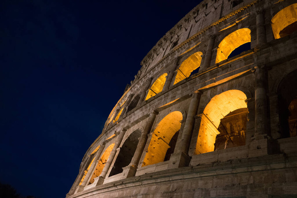 Nuit au Grand Colisée Romain (Colisée, Colisée), aussi connu comme l'Amphithéâtre Flavien avec lumières et illumination. - Photo, image