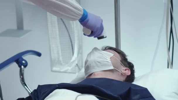 Krankenschwester misst Temperatur von Coronavirus-Patienten und berät sich mit Arzt - Filmmaterial, Video