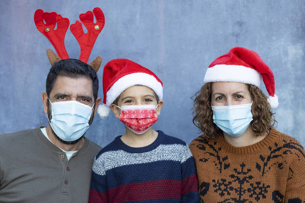 Família feliz com máscaras de rosto no Natal - Foto, Imagem