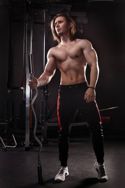 Athletic young man in the gym. - Foto, Imagen