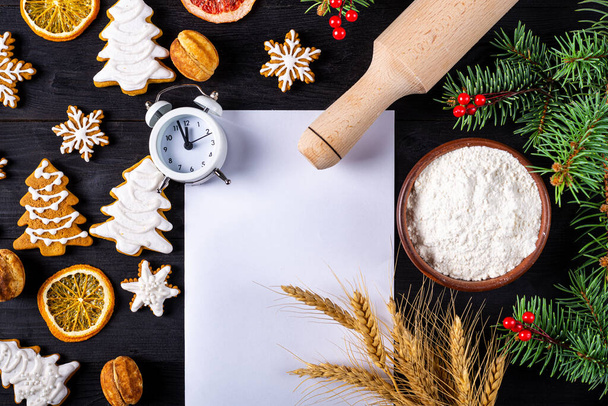 Christmas background with gingerbread cookies. Letter to Santa. New Year's menu. - Photo, Image