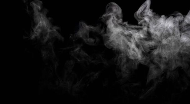 Polvo abstracto o humo aislado sobre fondo negro - Foto, imagen
