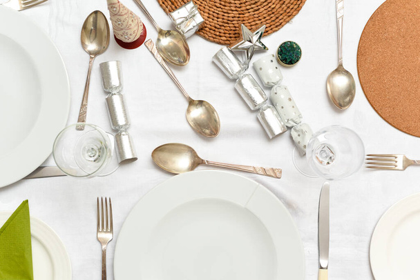 Set da tavola con posate e decorazione per una cena di Natale in famiglia - Foto, immagini