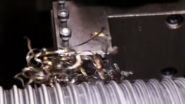 Schwerindustrie - Verarbeitung von Stahl auf einer Drehbank in der Fabrik - Filmmaterial, Video
