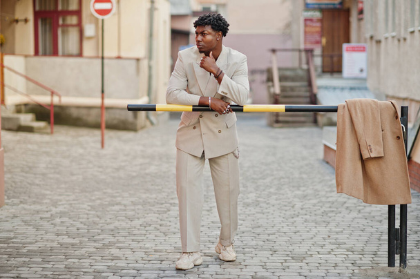 Stylish afro man in beige old school suit. Fashionable young African male in casual jacket on bare torso. - Fotoğraf, Görsel