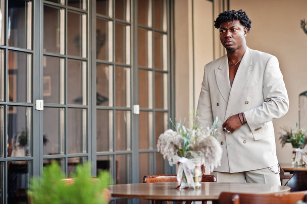 Stylish afro man in beige old school suit. Fashionable young African male in casual jacket on bare torso. - Foto, immagini