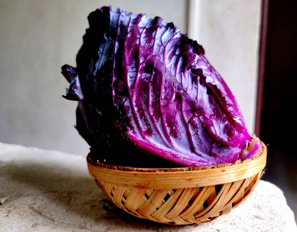 Свіжа червона капуста в невеликому джутовому кошику свіжі листові овочі
 - Фото, зображення