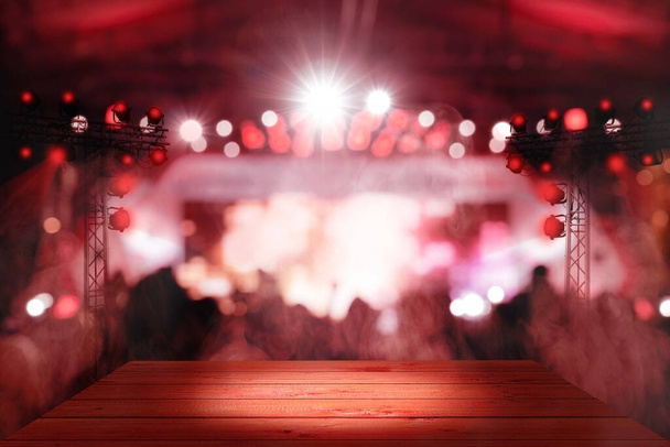 размытое красное освещение концерта и боке на сцене с деревянным полом - Фото, изображение