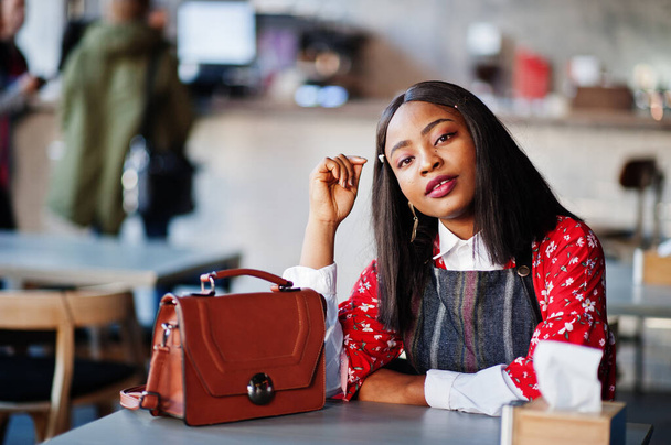 Confident young african american woman in smart casual wear at cafe.  - Foto, Imagen