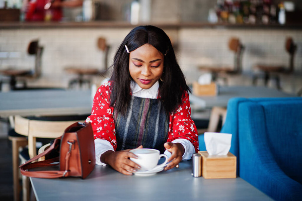 Confident young african american woman in smart casual wear at cafe.  - Zdjęcie, obraz