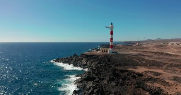Vista aérea. Farol Faro de Rasca em Tenerife, Ilhas Canárias, Espanha. Costa selvagem do Oceano Atlântico. - Filmagem, Vídeo
