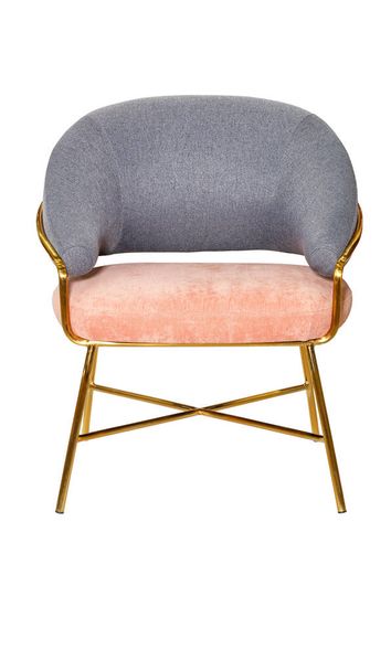 Un sillón suave y cómodo en un marco de metal con tapicería de tela beige y gris, fotografiado desde el frente. La imagen está aislada sobre un fondo blanco. - Foto, imagen