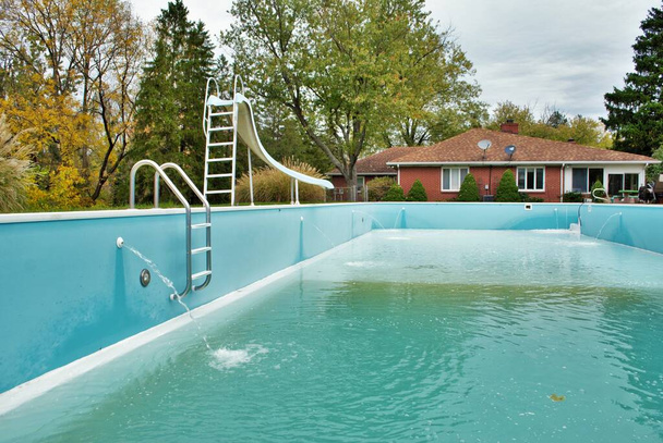 piscina quintal com escorrega da piscina e escada esvaziada desligando para o inverno - Foto, Imagem